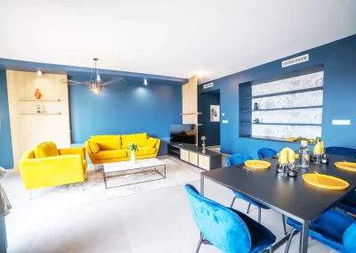 Salon haut de gamme d'un appartement dans les couleurs bleu et jaune.